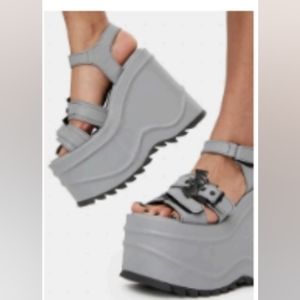 Gray creature of hell platform sandels